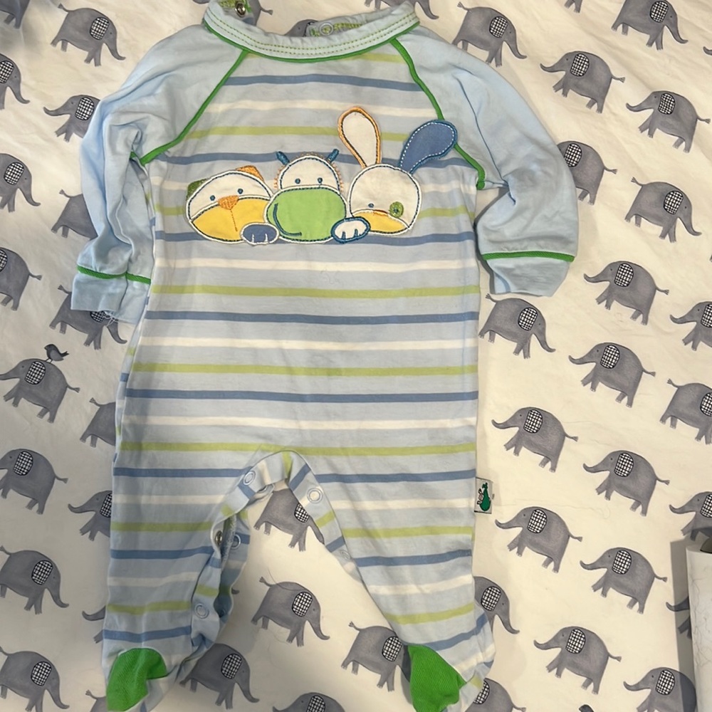 Like New FS Baby Onesie (NB) 🚭